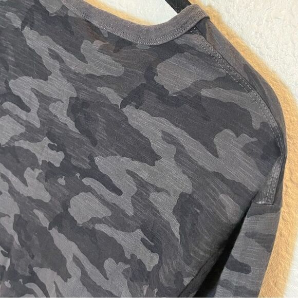 Vuori The Rise Tee in Black Camo size Small - Picture 5 of 11